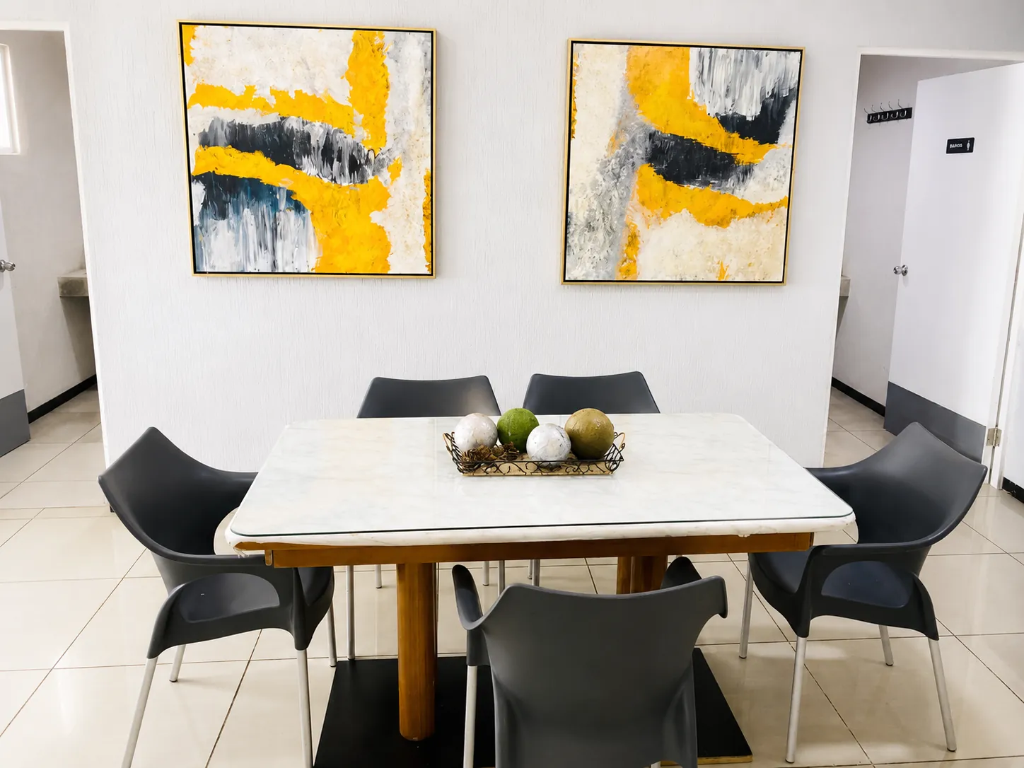 Comedor con mesa, sillas y decoración en residencia para adultos mayores en Chihuahua