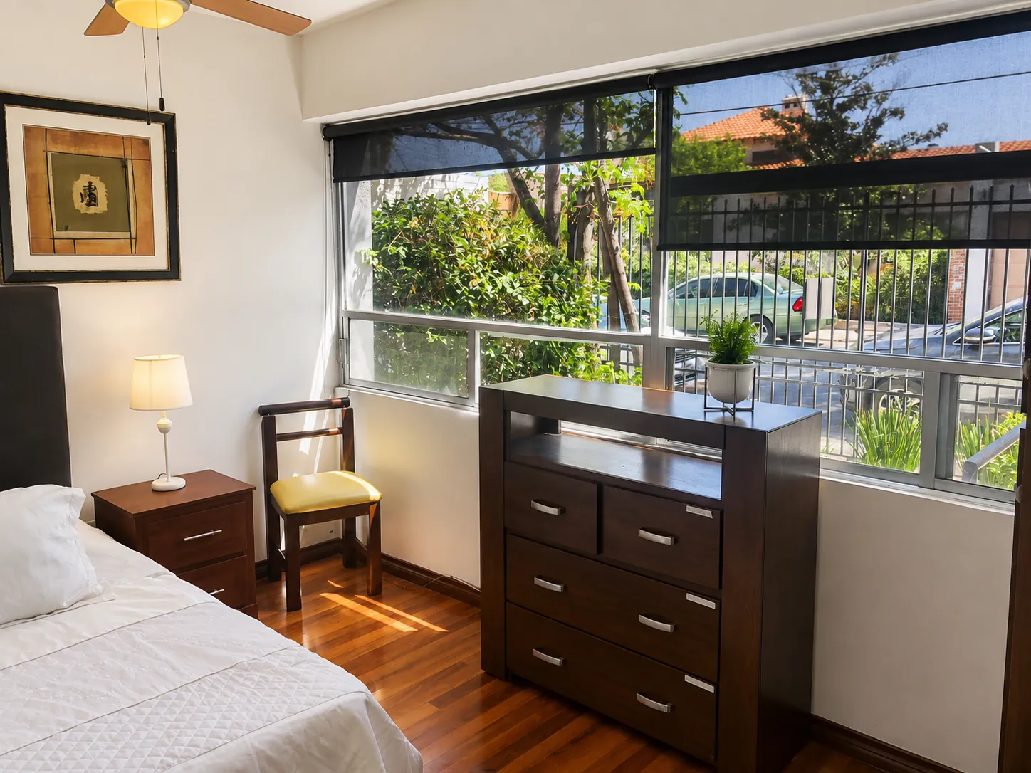 Habitación con ventana y vista al jardín en residencia para adultos mayores en Chihuahua