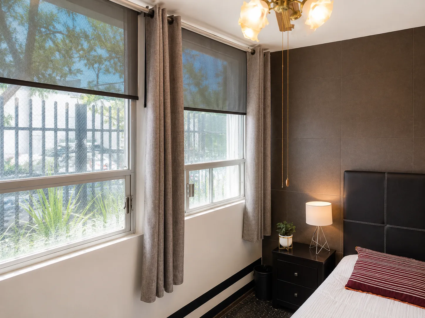 Habitación individual con ventana amplia y buró en residencia para adultos mayores en Chihuahua