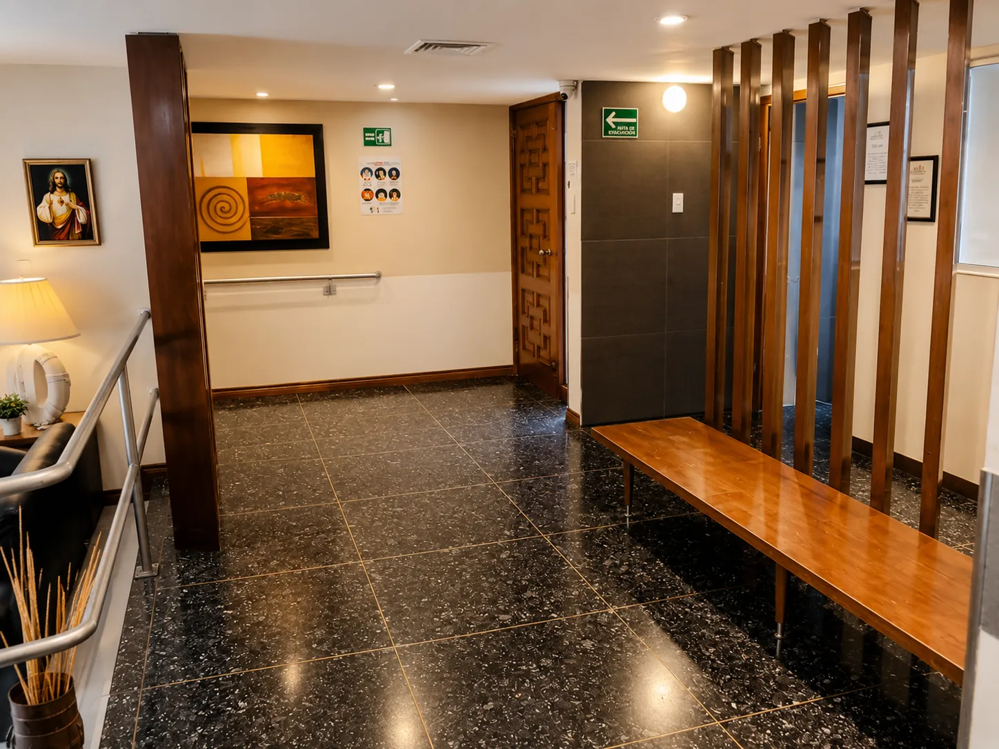 Recepción y vestíbulo de acceso en Asilo Los Geranios, Chihuahua