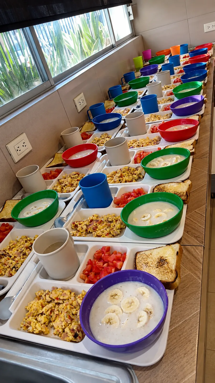 Charolas de alimentación balanceada servidas con menú del día para adultos mayores en Chihuahua
